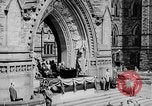 Standbild Präsident Franklin D Roosevelt in den Schritten des Parlaments Ottawa Kanada, 1943, aus Sekunde 34 historischem Filmmaterial Videoclip 65675051794