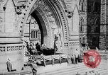 Standbild Präsident Franklin D Roosevelt in den Schritten des Parlaments Ottawa Kanada, 1943, aus Sekunde 35 historischem Filmmaterial Videoclip 65675051794
