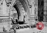 Standbild Präsident Franklin D Roosevelt in den Schritten des Parlaments Ottawa Kanada, 1943, aus Sekunde 36 historischem Filmmaterial Videoclip 65675051794