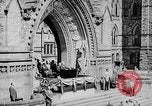 Standbild Präsident Franklin D Roosevelt in den Schritten des Parlaments Ottawa Kanada, 1943, aus Sekunde 37 historischem Filmmaterial Videoclip 65675051794