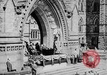 Standbild Präsident Franklin D Roosevelt in den Schritten des Parlaments Ottawa Kanada, 1943, aus Sekunde 38 historischem Filmmaterial Videoclip 65675051794