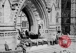 Standbild Präsident Franklin D Roosevelt in den Schritten des Parlaments Ottawa Kanada, 1943, aus Sekunde 39 historischem Filmmaterial Videoclip 65675051794