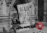 Standbild Präsident Franklin D Roosevelt in den Schritten des Parlaments Ottawa Kanada, 1943, aus Sekunde 41 historischem Filmmaterial Videoclip 65675051794