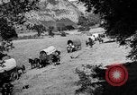 Immagine di Cavallo e carri coperti United States USA, 1918, secondo 8 filmato di repertorio 65675051805