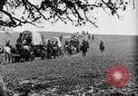 Immagine di Cavallo e carri coperti United States USA, 1918, secondo 15 filmato di repertorio 65675051805
