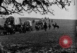 Immagine di Cavallo e carri coperti United States USA, 1918, secondo 16 filmato di repertorio 65675051805