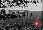 Immagine di Cavallo e carri coperti United States USA, 1918, secondo 17 filmato di repertorio 65675051805
