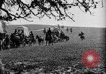 Immagine di Cavallo e carri coperti United States USA, 1918, secondo 20 filmato di repertorio 65675051805