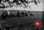 Immagine di Cavallo e carri coperti United States USA, 1918, secondo 21 filmato di repertorio 65675051805