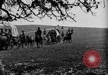 Immagine di Cavallo e carri coperti United States USA, 1918, secondo 22 filmato di repertorio 65675051805