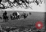 Immagine di Cavallo e carri coperti United States USA, 1918, secondo 25 filmato di repertorio 65675051805