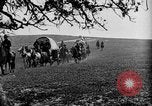 Immagine di Cavallo e carri coperti United States USA, 1918, secondo 26 filmato di repertorio 65675051805