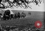 Immagine di Cavallo e carri coperti United States USA, 1918, secondo 28 filmato di repertorio 65675051805