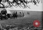 Immagine di Cavallo e carri coperti United States USA, 1918, secondo 29 filmato di repertorio 65675051805