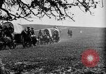 Immagine di Cavallo e carri coperti United States USA, 1918, secondo 30 filmato di repertorio 65675051805