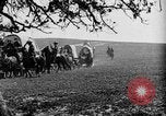 Immagine di Cavallo e carri coperti United States USA, 1918, secondo 31 filmato di repertorio 65675051805