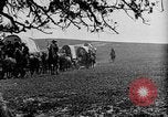 Immagine di Cavallo e carri coperti United States USA, 1918, secondo 33 filmato di repertorio 65675051805