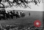 Immagine di Cavallo e carri coperti United States USA, 1918, secondo 34 filmato di repertorio 65675051805
