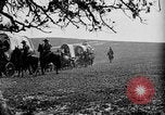 Immagine di Cavallo e carri coperti United States USA, 1918, secondo 35 filmato di repertorio 65675051805