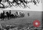 Immagine di Cavallo e carri coperti United States USA, 1918, secondo 36 filmato di repertorio 65675051805