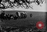 Immagine di Cavallo e carri coperti United States USA, 1918, secondo 37 filmato di repertorio 65675051805
