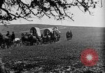 Immagine di Cavallo e carri coperti United States USA, 1918, secondo 38 filmato di repertorio 65675051805