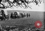 Immagine di Cavallo e carri coperti United States USA, 1918, secondo 41 filmato di repertorio 65675051805