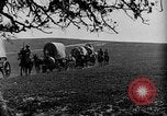 Immagine di Cavallo e carri coperti United States USA, 1918, secondo 42 filmato di repertorio 65675051805
