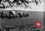 Immagine di Cavallo e carri coperti United States USA, 1918, secondo 43 filmato di repertorio 65675051805