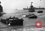 Standbild USA sailor Saint Raphael Frankreich, 1944, aus Sekunde 32 historischem Filmmaterial Videoclip 65675051850