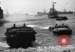 Standbild USA sailor Saint Raphael Frankreich, 1944, aus Sekunde 38 historischem Filmmaterial Videoclip 65675051850