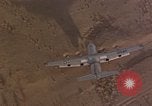 Standbild C-130 Low Altitude Parachute Extraction United States USA, 1965, aus Sekunde 13 historischem Filmmaterial Videoclip 65675051879