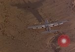 Standbild C-130 Low Altitude Parachute Extraction United States USA, 1965, aus Sekunde 14 historischem Filmmaterial Videoclip 65675051879