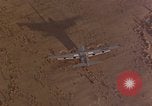Standbild C-130 Low Altitude Parachute Extraction United States USA, 1965, aus Sekunde 15 historischem Filmmaterial Videoclip 65675051879
