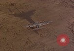 Standbild C-130 Low Altitude Parachute Extraction United States USA, 1965, aus Sekunde 16 historischem Filmmaterial Videoclip 65675051879