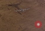 Standbild C-130 Low Altitude Parachute Extraction United States USA, 1965, aus Sekunde 17 historischem Filmmaterial Videoclip 65675051879