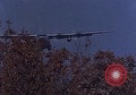 Standbild C-130 Low Altitude Parachute Extraction United States USA, 1965, aus Sekunde 20 historischem Filmmaterial Videoclip 65675051879