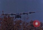 Standbild C-130 Low Altitude Parachute Extraction United States USA, 1965, aus Sekunde 21 historischem Filmmaterial Videoclip 65675051879