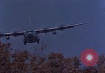 Standbild C-130 Low Altitude Parachute Extraction United States USA, 1965, aus Sekunde 22 historischem Filmmaterial Videoclip 65675051879