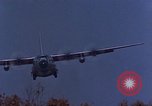 Standbild C-130 Low Altitude Parachute Extraction United States USA, 1965, aus Sekunde 24 historischem Filmmaterial Videoclip 65675051879