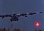 Standbild C-130 Low Altitude Parachute Extraction United States USA, 1965, aus Sekunde 25 historischem Filmmaterial Videoclip 65675051879