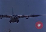 Standbild C-130 Low Altitude Parachute Extraction United States USA, 1965, aus Sekunde 26 historischem Filmmaterial Videoclip 65675051879