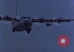 Standbild C-130 Low Altitude Parachute Extraction United States USA, 1965, aus Sekunde 29 historischem Filmmaterial Videoclip 65675051879