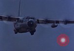 Standbild C-130 Low Altitude Parachute Extraction United States USA, 1965, aus Sekunde 30 historischem Filmmaterial Videoclip 65675051879
