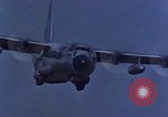 Standbild C-130 Low Altitude Parachute Extraction United States USA, 1965, aus Sekunde 31 historischem Filmmaterial Videoclip 65675051879