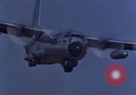 Standbild C-130 Low Altitude Parachute Extraction United States USA, 1965, aus Sekunde 32 historischem Filmmaterial Videoclip 65675051879