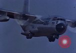 Standbild C-130 Low Altitude Parachute Extraction United States USA, 1965, aus Sekunde 33 historischem Filmmaterial Videoclip 65675051879