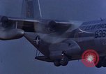 Standbild C-130 Low Altitude Parachute Extraction United States USA, 1965, aus Sekunde 35 historischem Filmmaterial Videoclip 65675051879