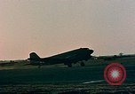 Image aéronefs C 47s Chartres France, 1945, de la seconde 10 séquences d'archives historiques vidéo 65675051883