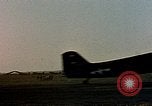 Image aéronefs C 47s Chartres France, 1945, de la seconde 15 séquences d'archives historiques vidéo 65675051883